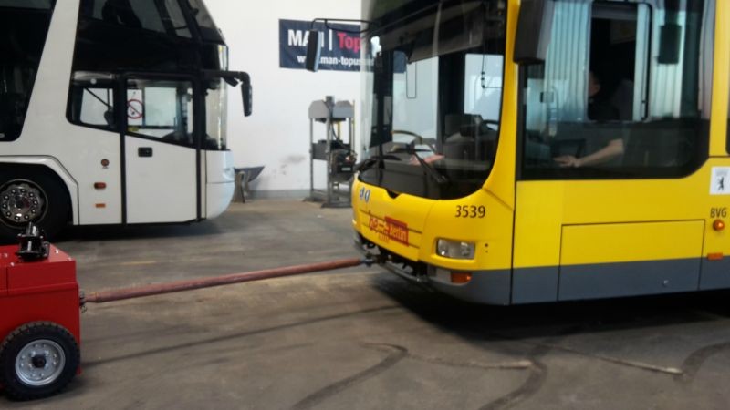 Bus-in-Werkstatt-Rangieren